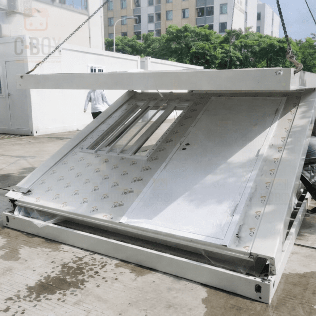 Módulo plegable en proceso de apertura para transporte y montaje